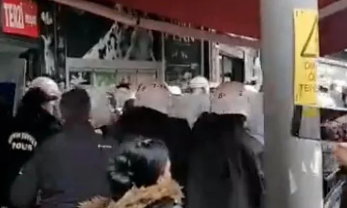 Polis, Kadıköy’de HDP binasına girdi!.