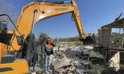 İşgalci teröristler, Doğu Kudüs’te Filistinli bir aileye zorla kendi evini yıktırdı!.