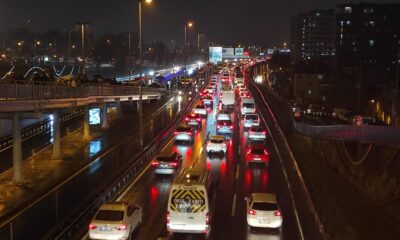 Yoğunluk yüzde 87.. İstanbul’da trafik kilitlendi!.