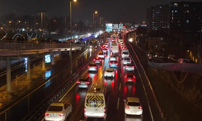 Yoğunluk yüzde 87.. İstanbul’da trafik kilitlendi!.