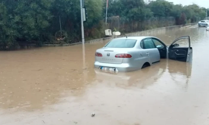 İzmir’de sağanak yağış hayatı felç etti!.