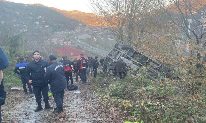 Zonguldak’ta öğrenci servisi şarampole devrildi! 1 ölü, 19 yaralı..