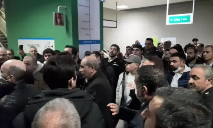 İstanbullunun ulaşım çilesi! Metroda elektrikler kesildi, yolcular raylarda yürüdü!.