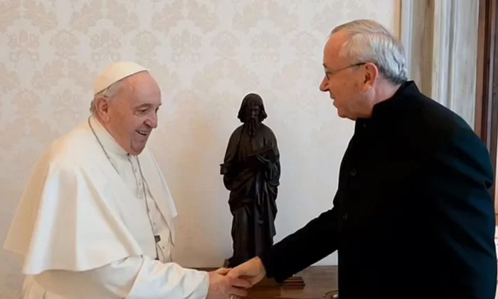 Vatikan’da taciz skandalı! Papa Francis’e yakın bir rahip daha sapık çıktı!.