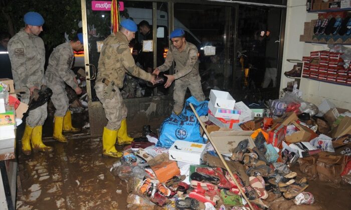 Mehmetçik, Antalya’da afetzedeler için seferber oldu!.