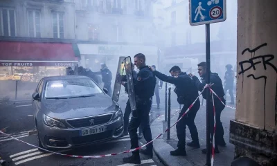 Paris karıştı! PKK’lılar Fransız polislerini taşlıyor!.