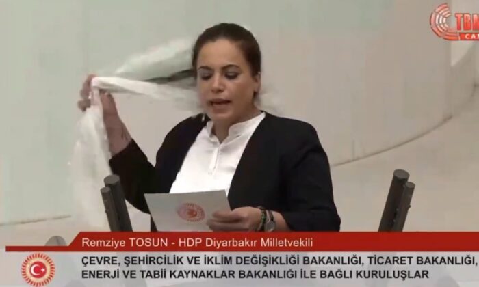 HDP’li vekil, “operasyonlar durdurulsun” deyip başındaki tülbendi yere fırlattı!.