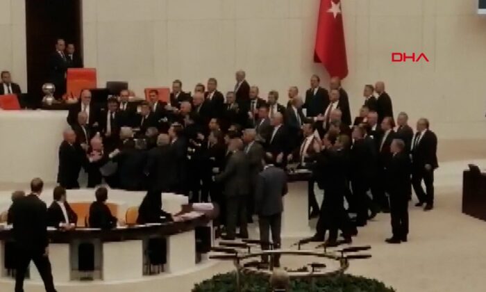 Meclis’te yumruklu kavga! Kafasından yaralanan vekil hastaneye kaldırıldı!.