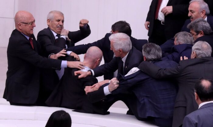 Meclis’te yaralanan Hüseyin Örs elektroşokla hayata döndürüldü!. Hayati tehlikesi devam ediyor!.