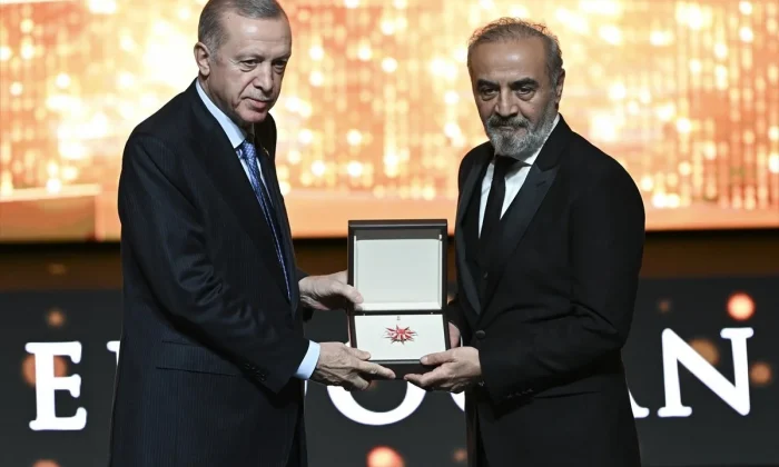 Cumhurbaşkanı’nın elinden ödül alan Yılmaz Erdoğan linç edildi!.