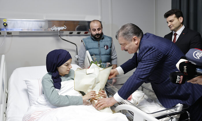 Fahrettin Koca, yeni yılın ilk bebeğini ziyaret etti!. “Hoş geldin yeni yılın ve Türkiye Yüzyılı’nın ilk bebeği..”