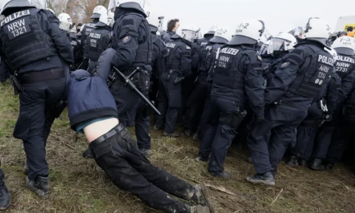 Almanya’da kömür madeni protestosunda polisten eylemcilere şiddet..