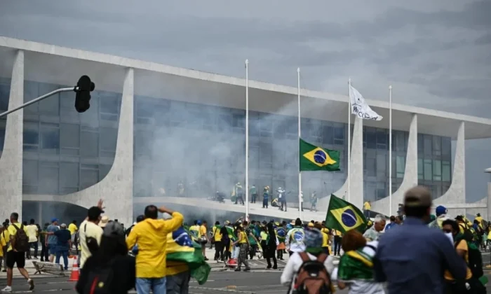 Brezilya’da Bolsonaro destekçisi bin 500 kişi gözaltına alındı!.
