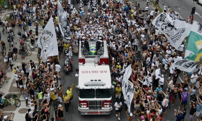Pele son yolculuğuna uğurlandı!.