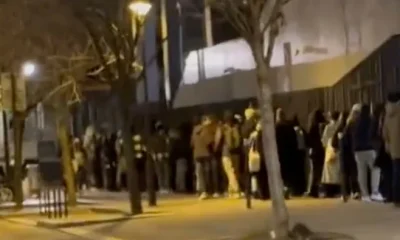 Paris’te yüzlerce öğrenci, gıda yardımı için uzun kuyruklar oluşturdu!.