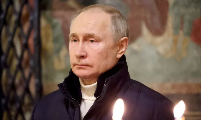 Vladimir Putin, Kremlin’deki katedralde tek başına Noel ayinine katıldı!.