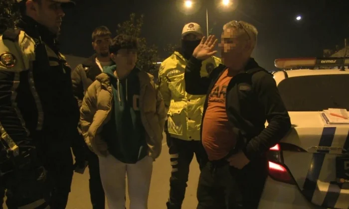 Oğlunun ehliyeti alınan alkollü baba, polislere hakaret etti!.