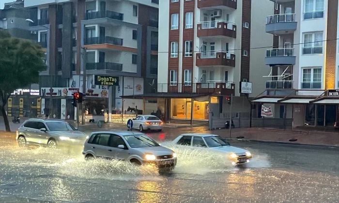 Antalya’da sağanak yağış hayatı felç etti!.