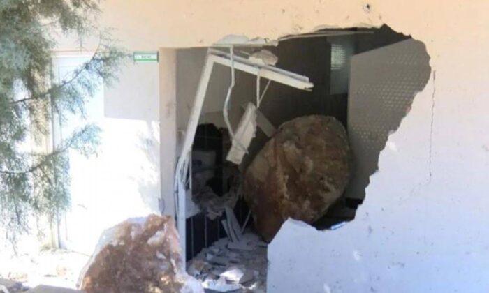 Depremde dağdaki kayalar evlere yuvarlandı, 49 kişi hayatını kaybetti!.