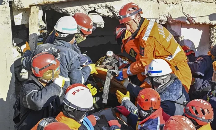 Zamanla yarış sürüyor! Türkiye 204. saatte mucizeleri yaşadı!.