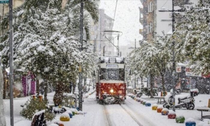 İstanbul Valiliği’nden kar uyarısı! “Zorunlu olmadıkça trafiğe çıkmayalım!.”