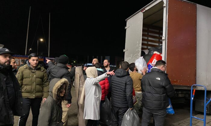 Hollanda’daki Türkler deprem yardımı için seferber oldu!. (video haber)