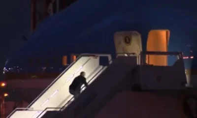 Joe Biden uçağa binerken merdivenlerden düştü!.