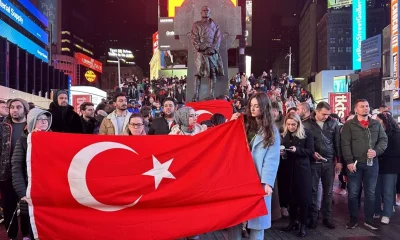 ABD’de New York Times Meydanı’nda Türkiye’deki depremlerde hayatını kaybedenler anıldı!.