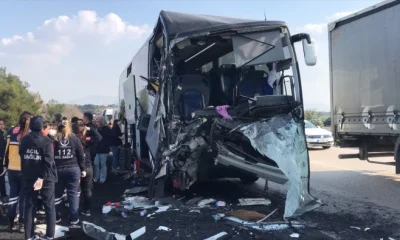 Adana’da depremzedeleri taşıyan otobüs kaza yaptı! 2 ölü..