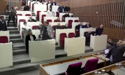 Belediye meclisinde deprem yardımı kavgası! AK Partili meclis üyesi Hacer Çınar, Tanju Özcan’a su şişesi fırlattı!.