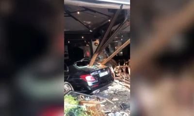 Bağdat Caddesi’nde kontrolden çıkan otomobil kafeye daldı!.