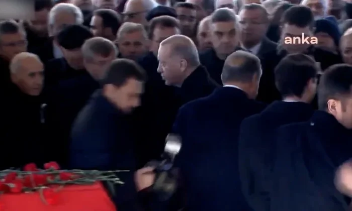 Baykal’ın cenazesine katılan Cumhurbaşkanı Erdoğan, Davutoğlu ve Kılıçdaroğlu’nun elini sıkmadı!.