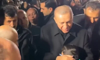 Cumhurbaşkanı Erdoğan kendisini karşılayan depremzede çocuklara harçlık dağıttı!.