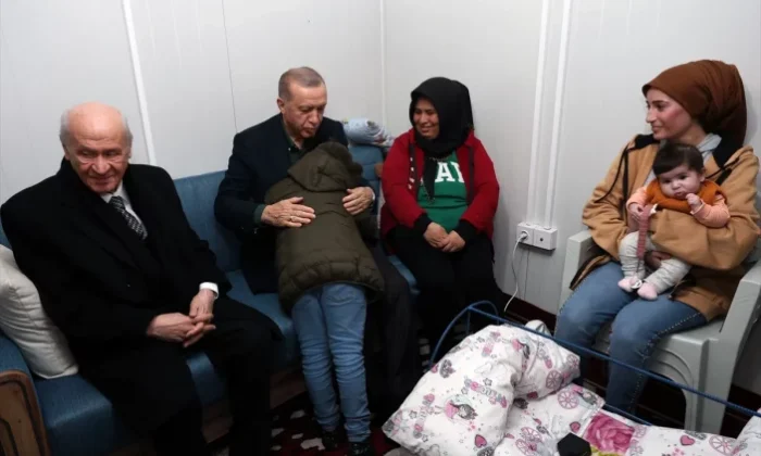Cumhurbaşkanı Erdoğan ve Devlet Bahçeli konteynerdeki afetzedeleri ziyaret etti!.