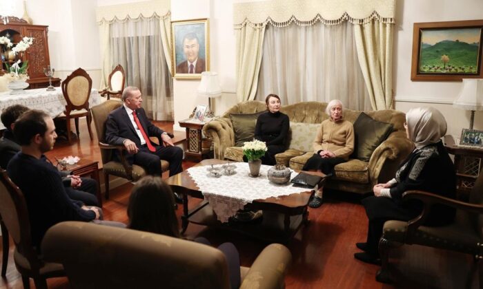 Cumhurbaşkanı Erdoğan’dan, Deniz Baykal’ın ailesine taziye ziyareti..