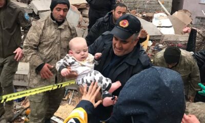 Depremden 9 saat sonra enkaz altından bir bebek kurtarıldı!.