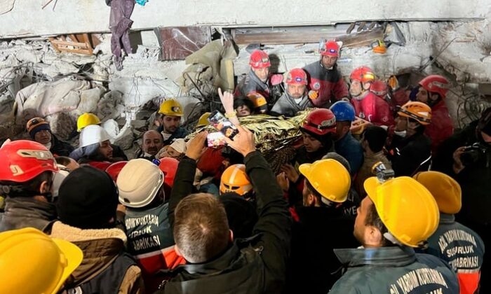 209. saatte kurtarılan Fatma, enkazdan çıkarılırken Kelime-i Şehadet getirdi!.