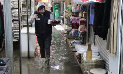 İzmir’de Tarihi Kemeraltı Çarşısı’nı yine su bastı!.