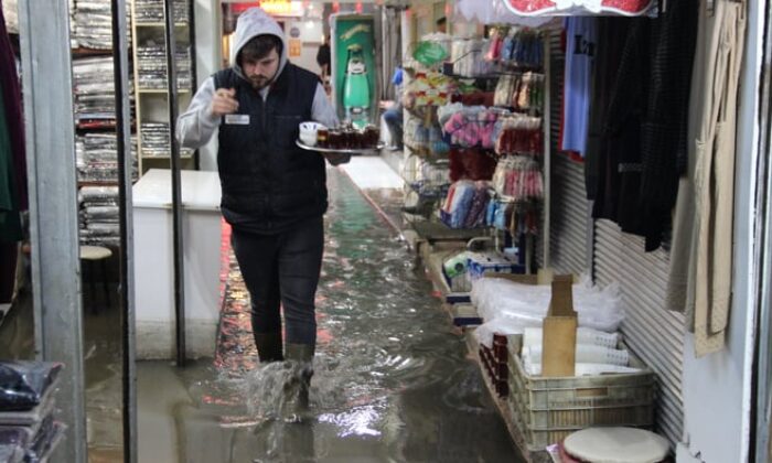 İzmir’de Tarihi Kemeraltı Çarşısı’nı yine su bastı!.