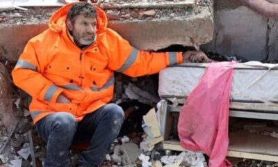 Kahramanmaraş’tan yürekleri sızlatan fotoğraf! Depremde vefat eden kızının elini bırakmadı!.