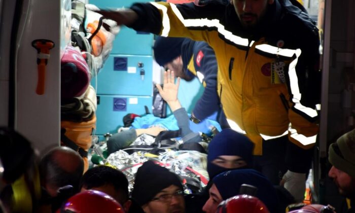 Kahramanmaraş’ta anne ve kızı depremden 92 saat sonra enkazdan kurtarıldı!.