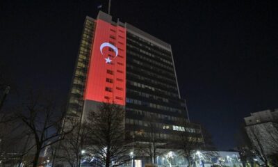 Kosova’da hükümet binasına depremlerde hayatını kaybedenler için Türk Bayrağı yansıtıldı!.