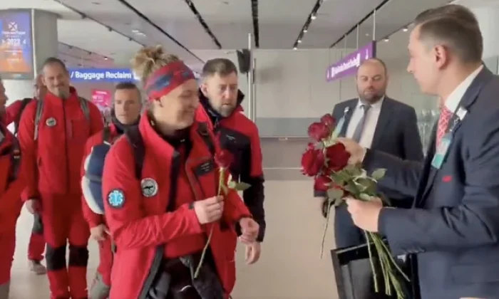 İspanya’nın kurtarma ekibi, çiçeklerle ülkelerine uğurlandı!.