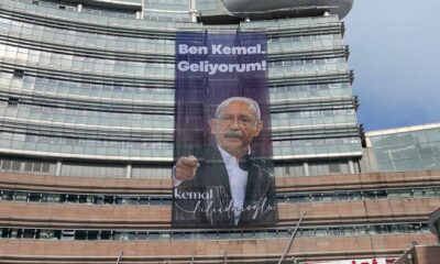 CHP, “Ben Kemal, geliyorum” afişini genel merkeze astı!.