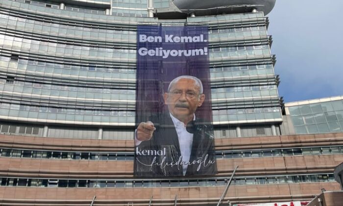 CHP, “Ben Kemal, geliyorum” afişini genel merkeze astı!.