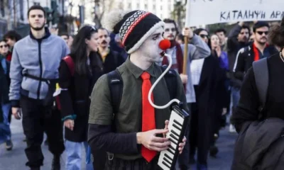 Yunanistan’da sanatçılar sokağa indi!.