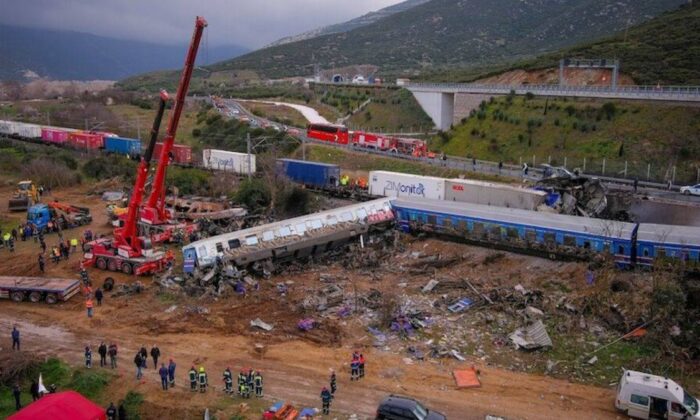 Tren kazasında ölü sayısı artıyor, Yunanistan’da 3 günlük yas ilan edildi!.