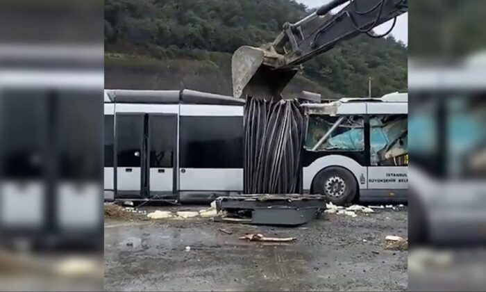 İETT’ye ait metrobüsler iş makineleriyle parçalandı!. (video haber)