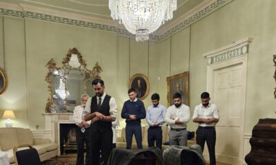 İskoçya’nın Müslüman başbakanının ilk günü! Resmi konutta Namaz kıldırdı!.