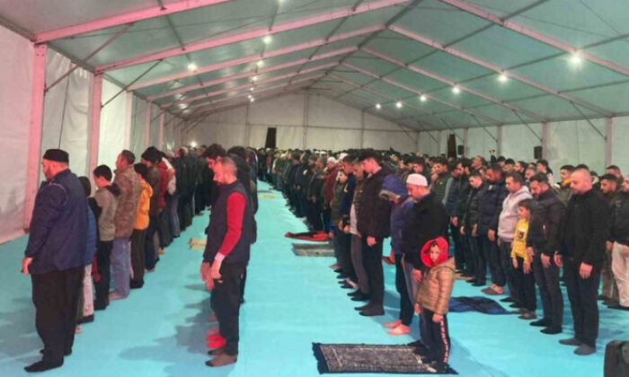Deprem bölgesinde ilk Teravih Namazı çadırda kılındı!.